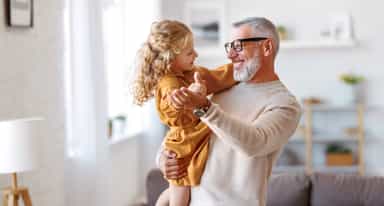 Photo Papa avec appareil auditif qui danse avec sa fille