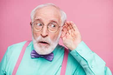 Une personne âgée qui tend l'oreille