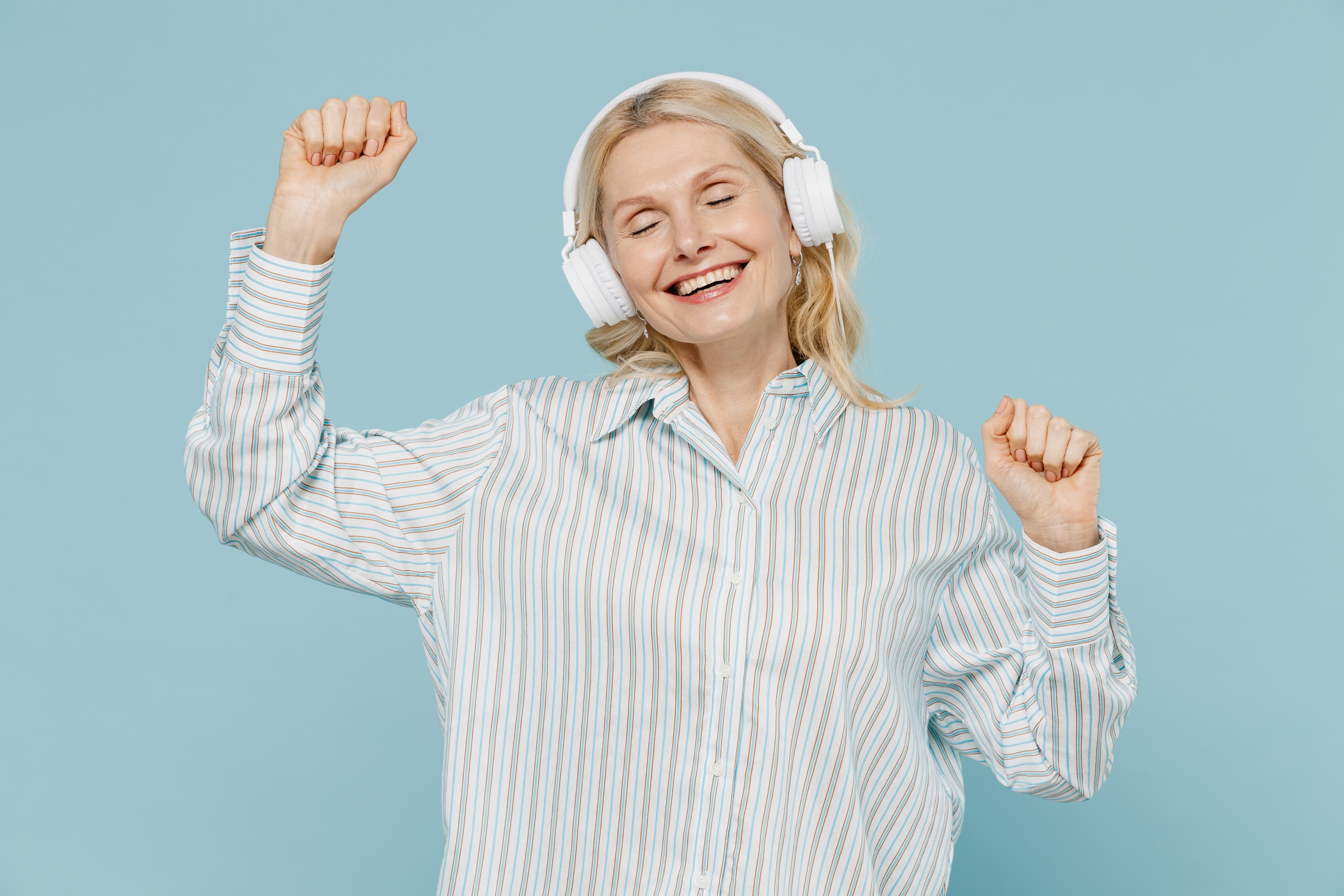 Femme contente qui danse