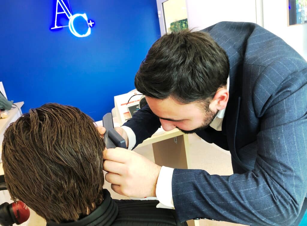 Audioprothésiste qui s'occupe d'un patient